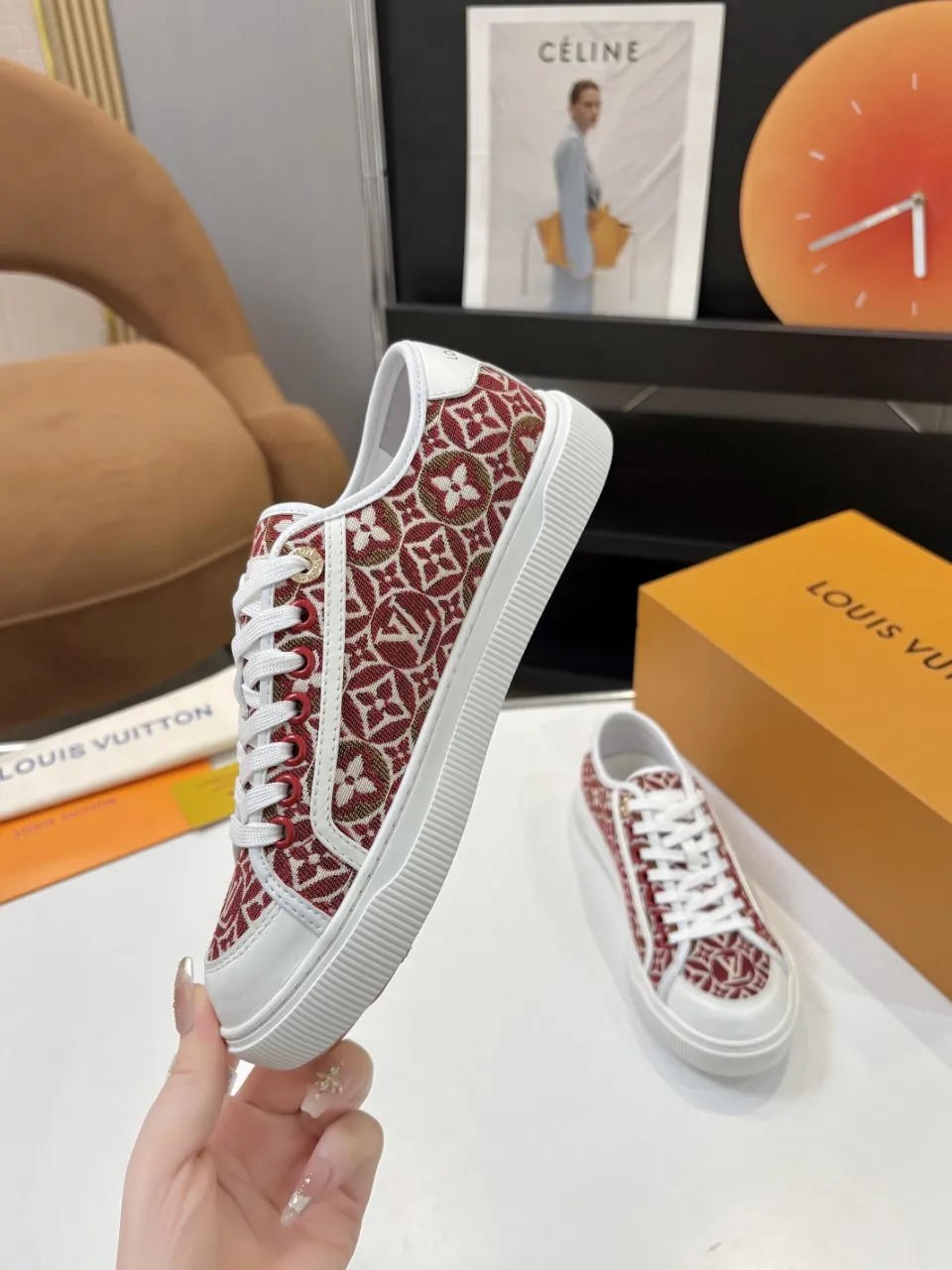 p580🐮🐮 LV couple skate shoes｜Classic jacquard, the ultimate code for a sweet outing! 👫** This pair of shoes is Louis Vuitton's love letter to fashionistas💌 - **classic presbyopic skate shoes**, the perfect choice for couples to go out on the street!  🔸 **Luxury details are a must-have**: Jacquard fabric  🔸 **So comfortable that you don’t want to take it off**: The sheepskin lining is skin-friendly and breathable, warm in autumn and winter without stuffing your feet, refreshing in spring and summer without being sticky, and you can wear it with a high-end feel in all seasons!  🔸 **Steady sense of security**: Non-slip rubber outsole, perfect grip, accompanying you through romantic streets.  **💑 Couple outfit inspiration**: ▪️ For boys, pair with leggings + baseball cap for a trendy street look!  ▪️ Girls can wear short skirts or shark pants, and the sweet and cool style is easy to choose~ **#Louis Vuitton #couple shoes #presbyopia classic** **👉 Click to collect and become the most fashionable CP in the circle of friends with him! ** Fabric: Imported cowhide/classic jacquard fabric Lining: Sheepskin lining Sole: Original rubber sole Size: Women’s size 35-42 (40/41/42 customized) Men’s size 39-45 (39.45 customized)